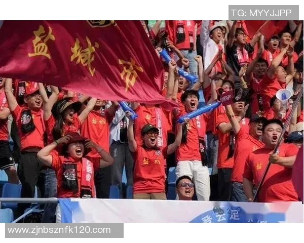 在繁华大街上我化身足球明星尽情展现梦想与激情